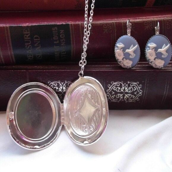 Valentine’s day anniversary NECKLACE PINK Hummingbird Cameo Locket earring Set - Picture 4 of 4
